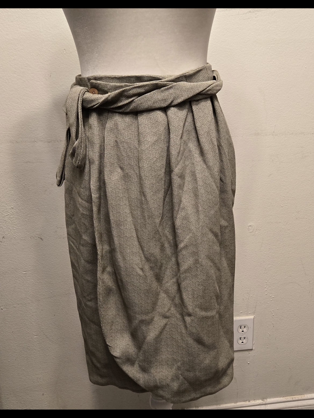 Giorgio Armani High-Waist Textured Wrap Skirt in Light Gray - Picture 5 of 10